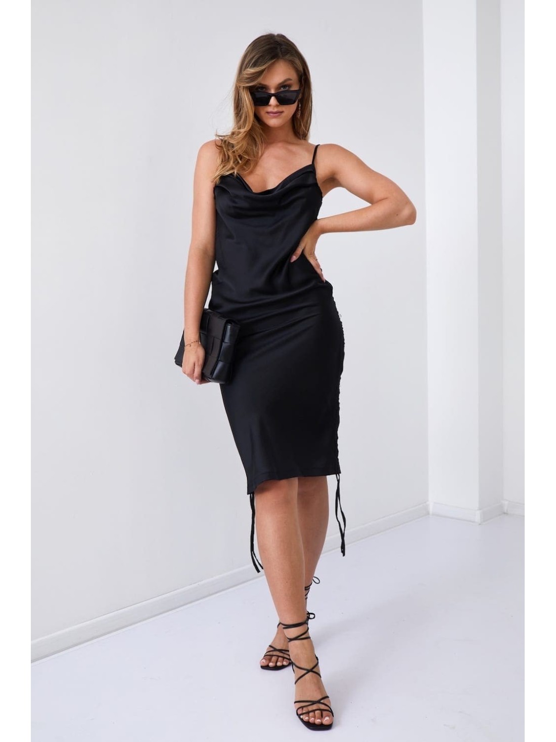 Tailliertes Kleid mit Rüschen, schwarz FG643 – Online-Shop – Boutique